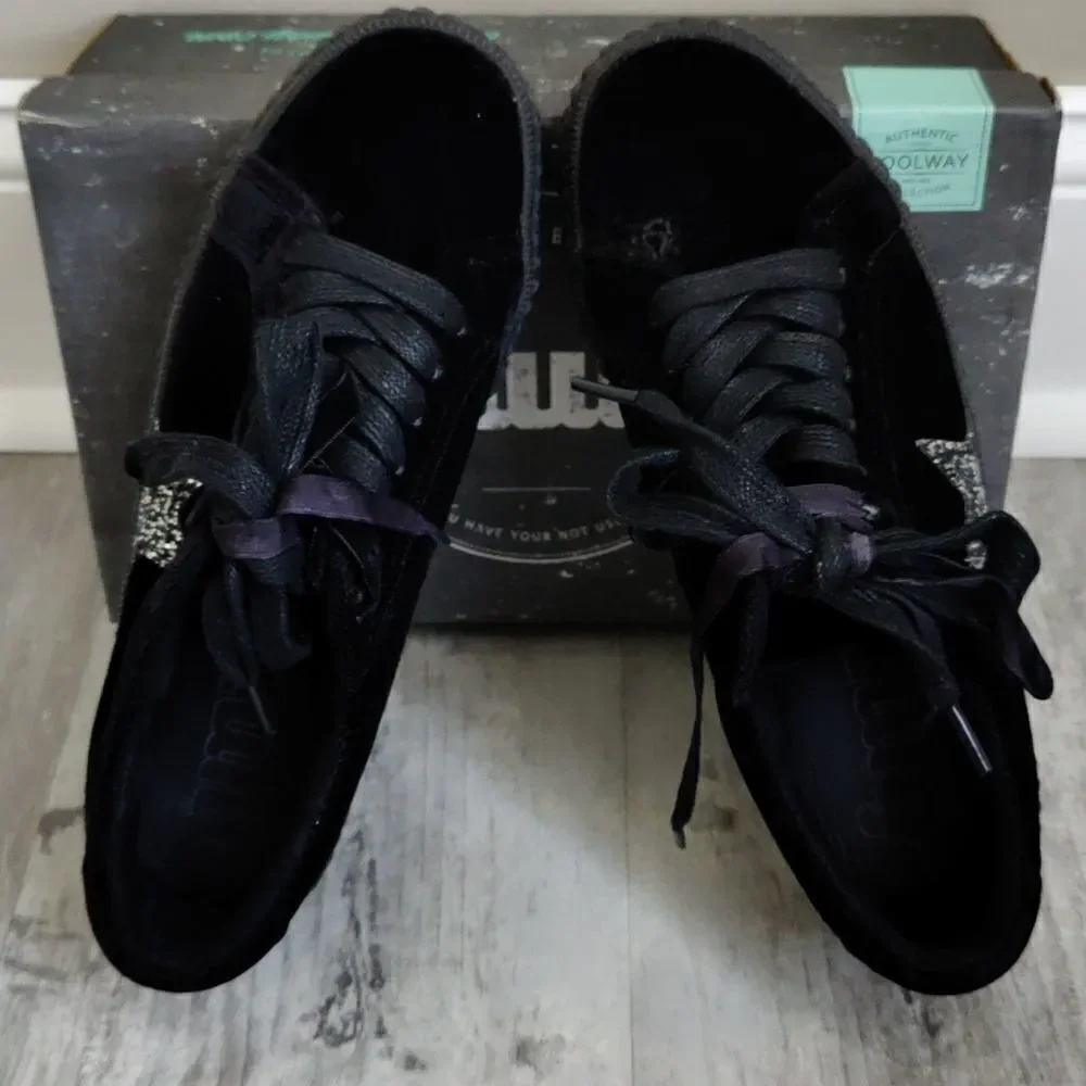 Cool way black velvet star sneakers